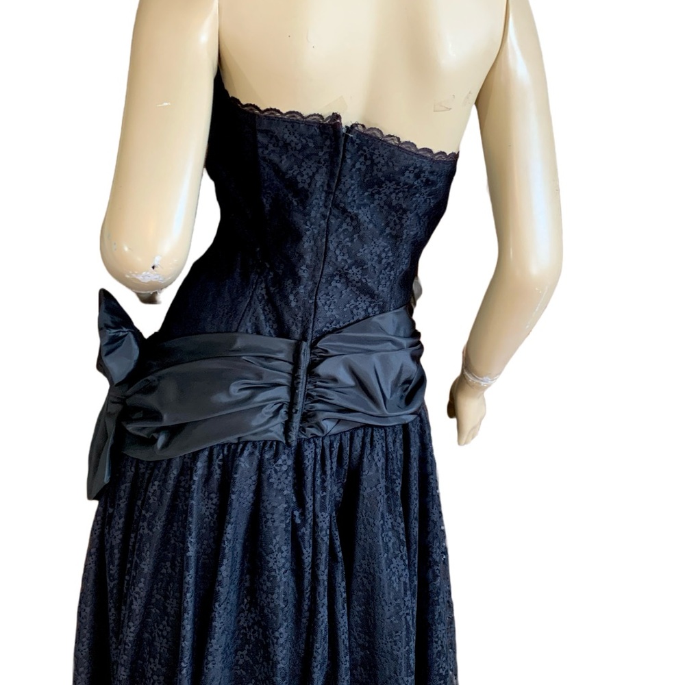 VINTAGE 1980'S BY CAROL BLACK LACE STRAPLESS MIDI PARTY DRESS W/SATIN BOW (6) - Picture 9 of 15
